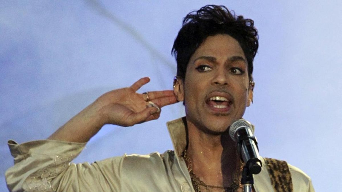 Prince, durante una actuación en el Hop Farm Festival, en Inglaterra, en julio del 2011.-OLIVIA HARRIS / REUTERS