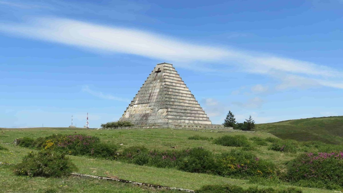 Pirámide italianos. Se trata de una pirámide escalonada que se alza a pocos metros de la N-623 en lo alto del puerto del Escudo en Valle de Valdebezana. Se asoma al pantano del Ebro desde las alturas y está muy próxima al límite con Cantabria. Es un mausoleo a los soldados caídos de esa nacionalidad en el bando franquista. Pertenece al gobierno italiano que hace décadas que exhumó los restos y la despojó de simbología fascista. Su interior circular eleva hasta el techo los 360 nichos de los soldados voluntarios italianos. Bajo tierra, una cripta servía para el reposo de los oficiales. FOTOS: © ECB / Darío Gonzalo