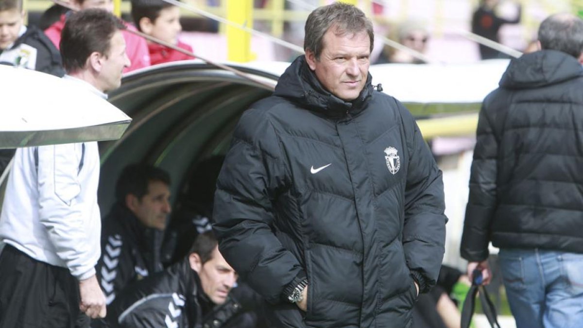 Ángel Viadero durante el choque ante el Racing de Santander en El Plantío.-RAÚL G. OCHOA