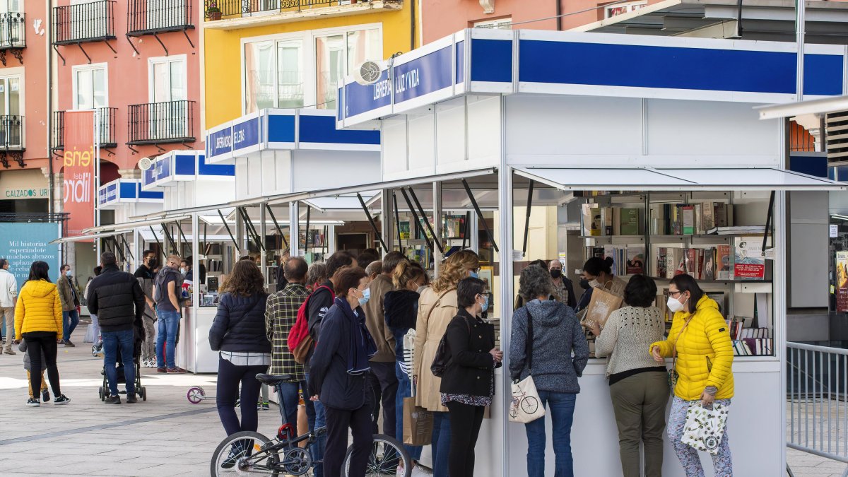 Varias personas en una de las casetas de la Feria del Libro, en la Plaza Mayor. SANTI OTERO