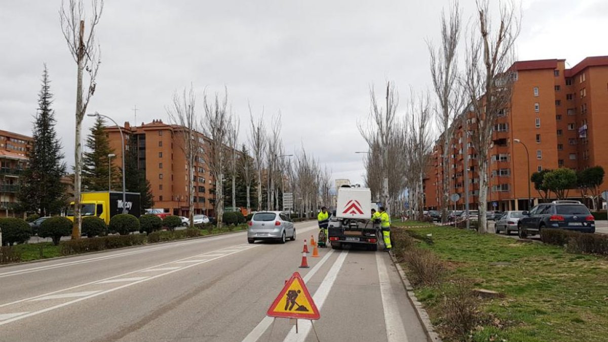 Operarios municipales terminaban de retirar los desperfectos.-L. V.