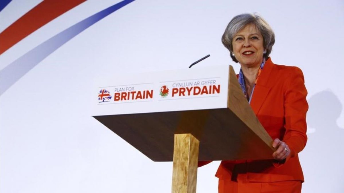 May pronuncia un discurso durante el congreso de primavera del Partido Conservador en Cardiff (Gales), el 17 de marzo.-GEOFF CADDICK