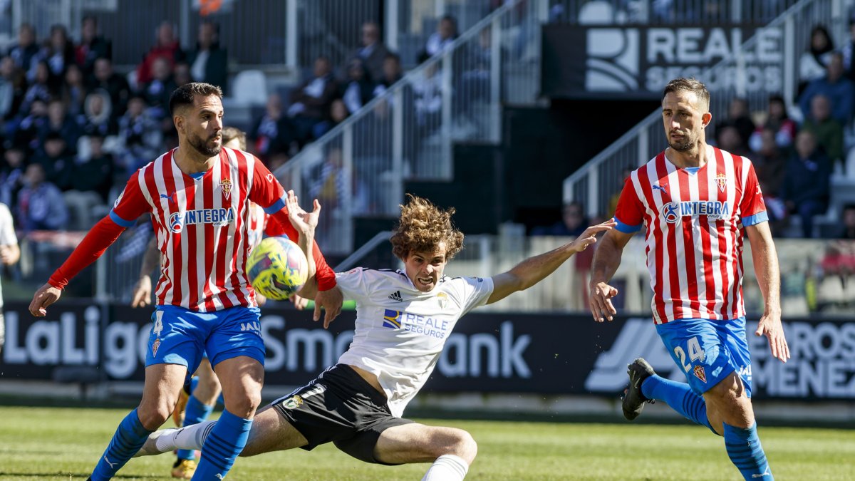 El delantero blanquinegro Juan Artola cae desequilibrado en el borde del área cuando preparaba el remate. SANTI OTERO