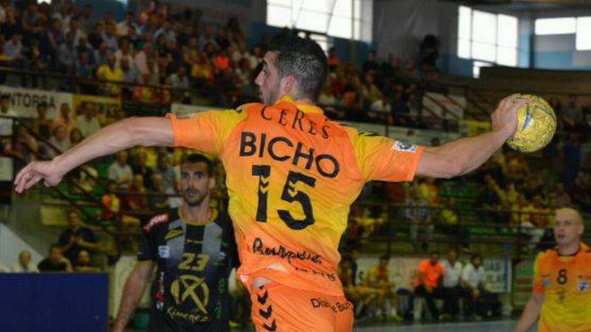 Roberto Sánchez ‘Bicho’ se dispone a ejecutar un lanzamiento.-ALBERTO CALVO