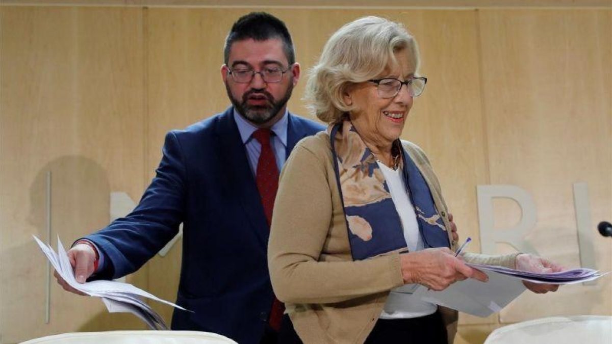 Imagen de archivo de la alcaldesa de Madrid, Manuela Carmena y el hasta hoy concejal de Economia y Hacienda del Ayuntamiento, Carlos Sanchez Mato.-JUAN CARLOS HIDALGO