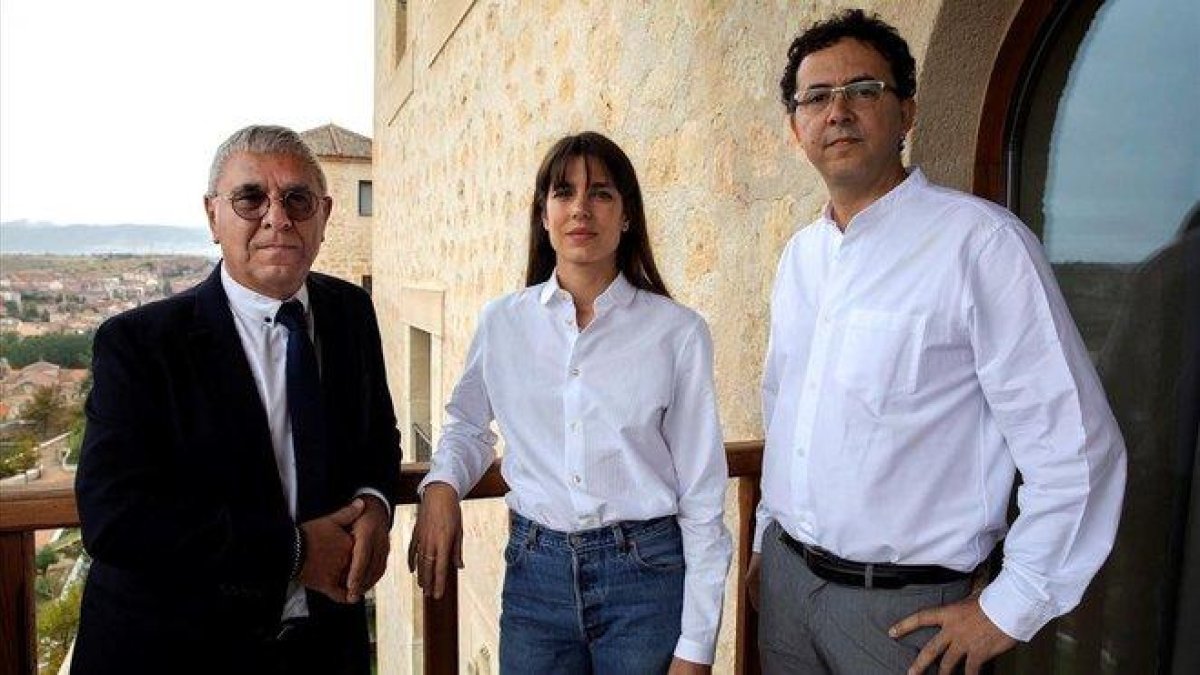Carlota Casiraghi, con el filósofo Robert Maggiori y el editor Leopoldo Kulesz, en el Hay Festival de Segovia.-LISBETH SALAS / HAY FESTIVAL