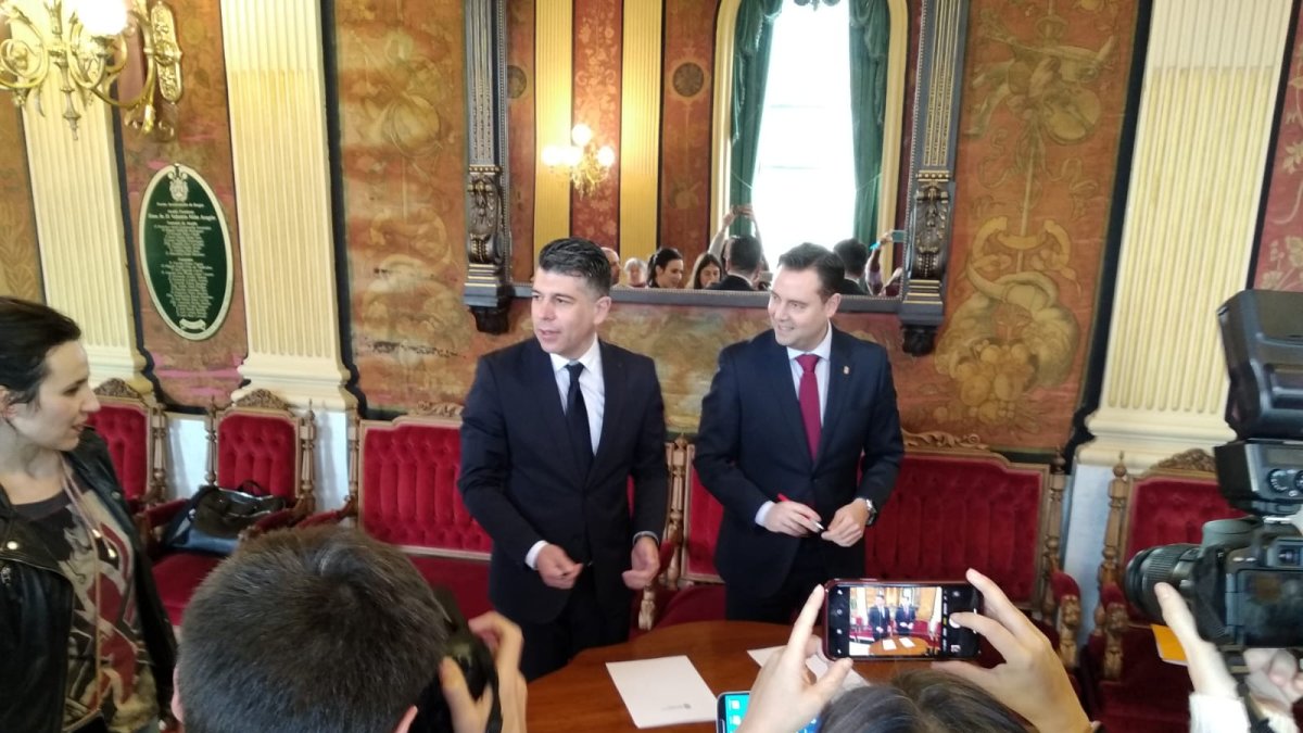 De la Rosa y Marañón firman el acuerdo del presupuesto de 2020.