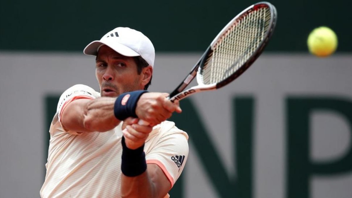Fernando Verdasco devuelve un golpe a Grigor Dimitrov.-BENOIT TESSIER (REUTERS)