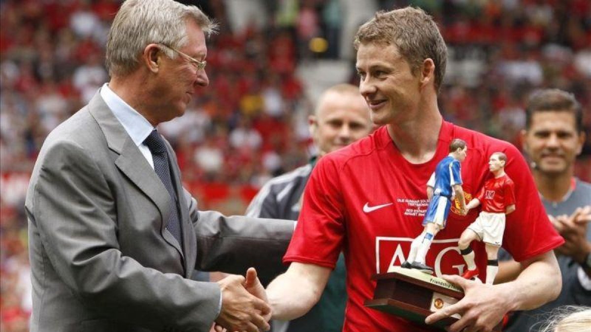 Ole Gunnar Solskjaer y Sir Alex Ferguson, en el homenaje al exfutbolista, hoy nuevo entrenador del Manchester United, en el 2008.-AP