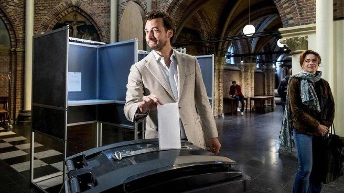 El líder del partido holandés Foro por la Democracia, Thierry Baudet, deposita su voto durante las elecciones europeas.-KOEN VAN WEEL (AFP)
