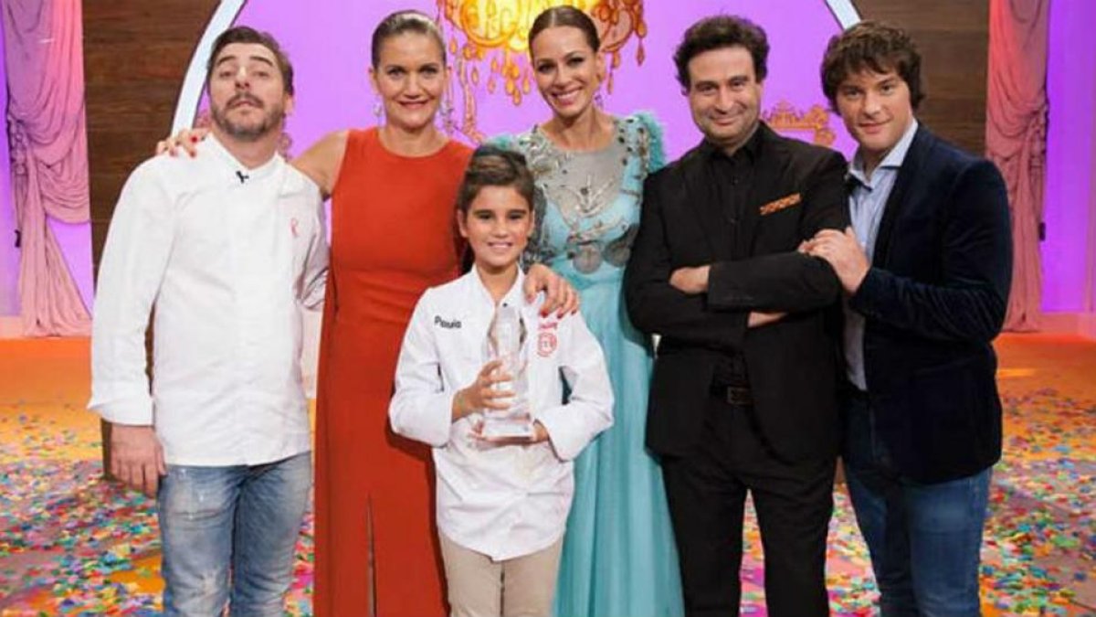 Paula, con el jurado de 'Masterchef Junior'.-RTVE
