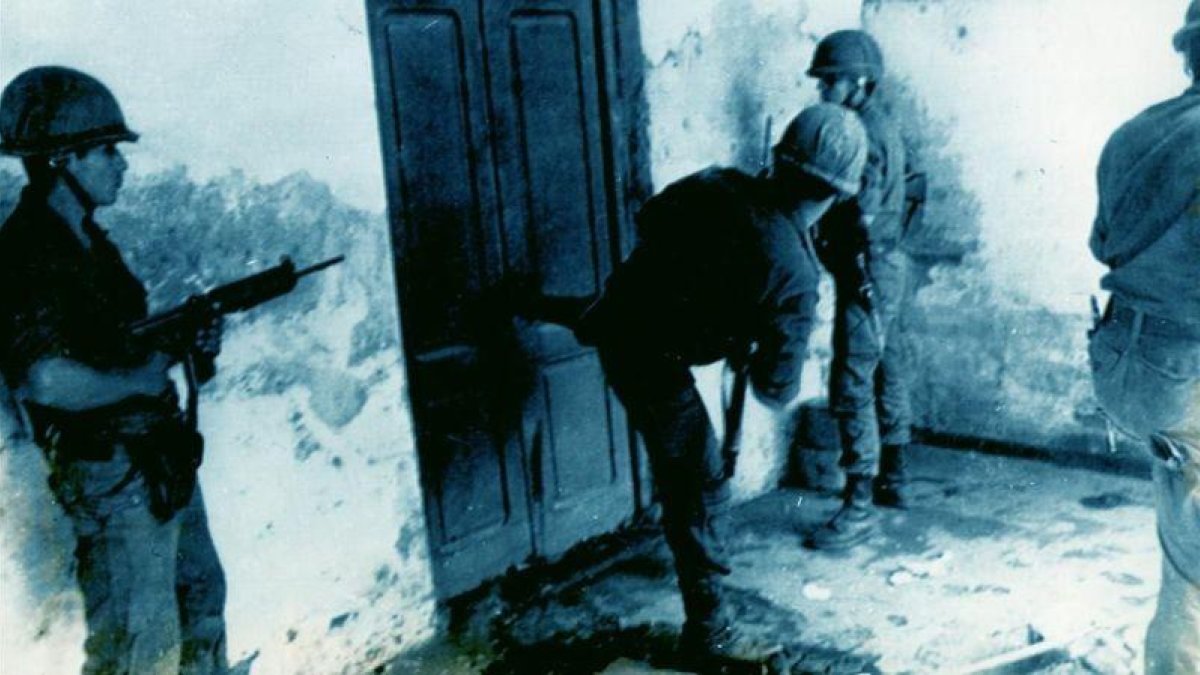 Militares argentinos en una acción represiva, en Tucumán, en 1975.-ARCHIVO