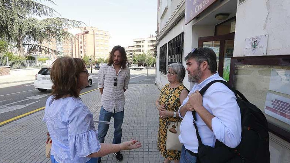 Lacámara y Vila conversan con dos representantes de los vecinos a las puertas del centro social del barrio de El Crucero.-RAÚL G. OCHOA