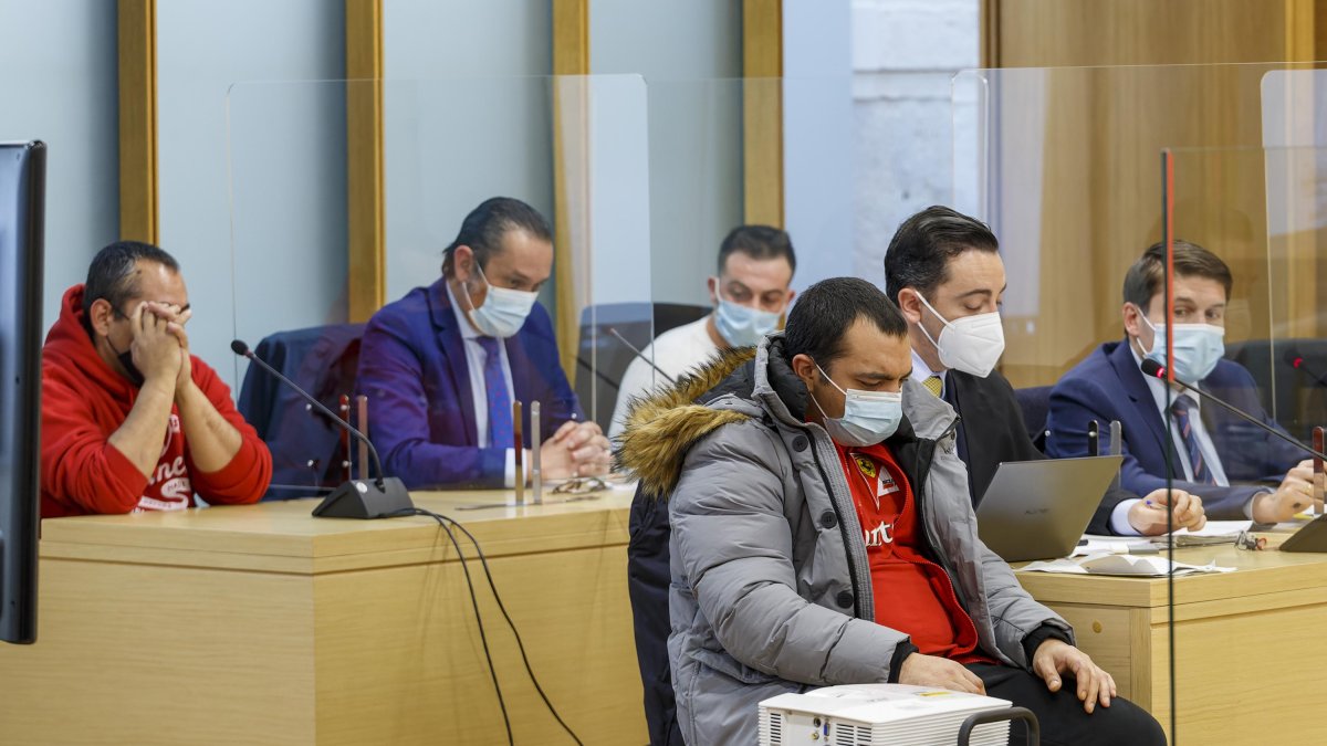 El acusado de asesinato en primer plano y los dos acusados de colaborar en ocultar el cuerpo al fondo, en los extremos. SANTI OTERO