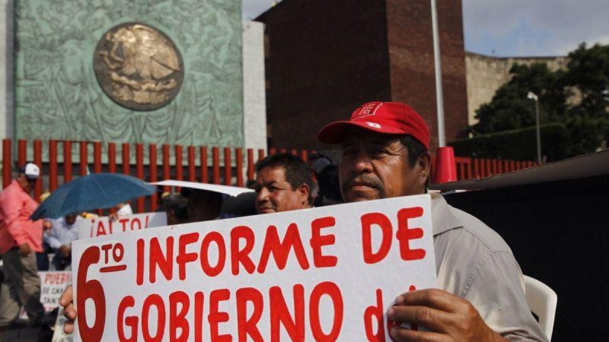 La sociedad protesta durante la entrega del sexto Informe de Gobierno de Enrique Peña Nieto, presidente de México.-SASHENKA GUTIERREZ (EPA)