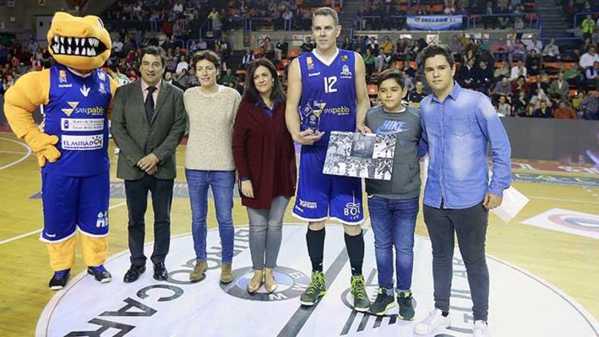 Jorge García recibió un homenaje en la cancha en compañía de su familia, de Elisa Aguilar (FEB) y de Jesús Martínez (CB Miraflores).-RAÚL OCHOA