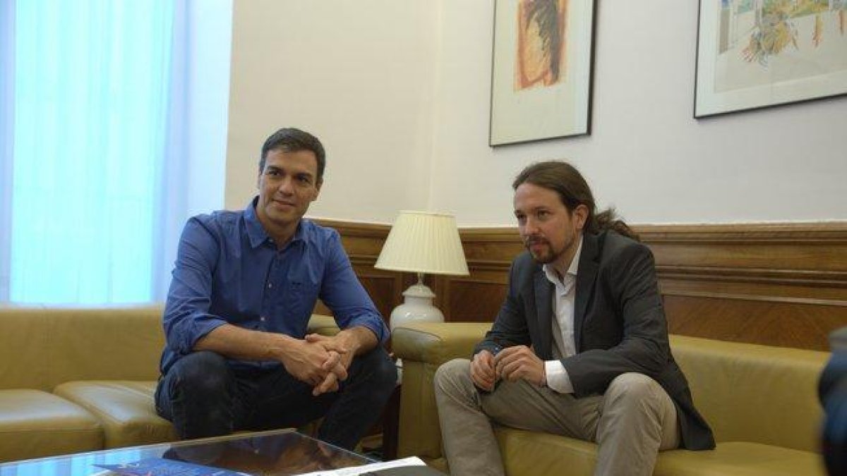 Sánchez e Iglesias, durante una reunión en el Congreso, en una imagen de archivo.-DAVID CASTRO