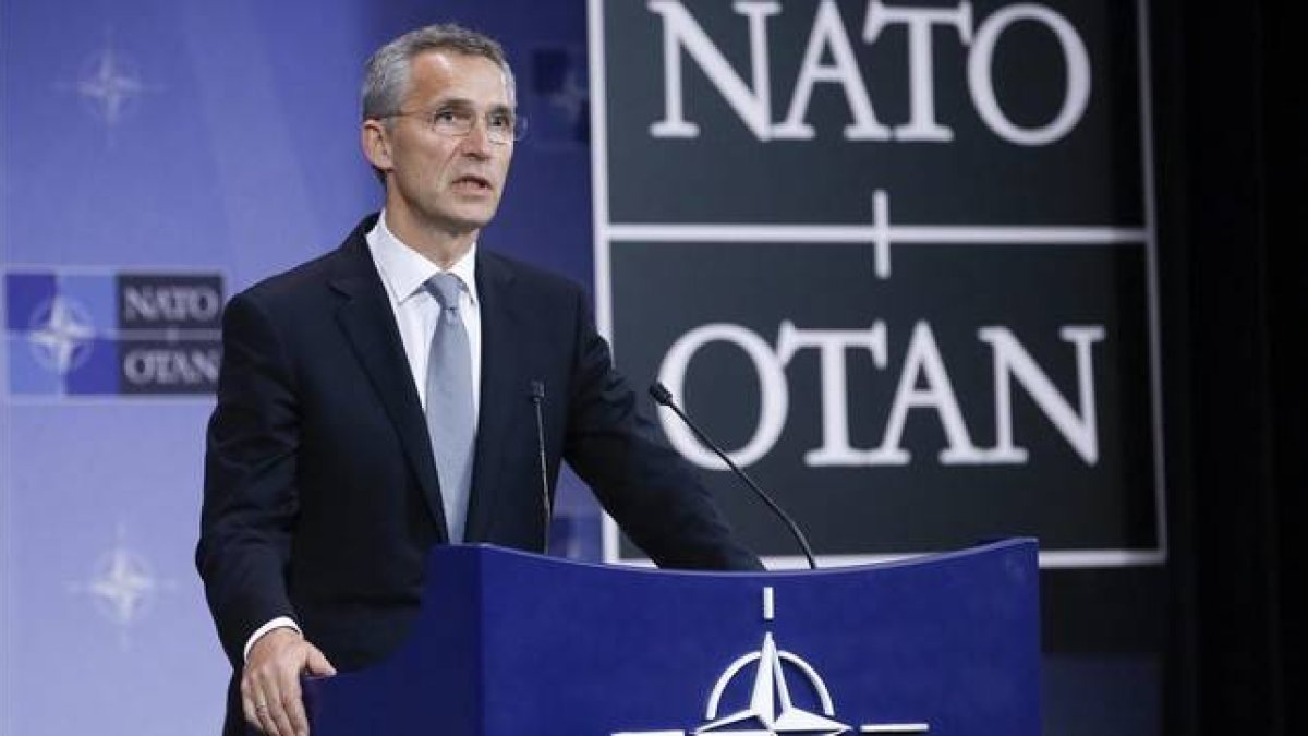 Stoltenberg interviene en una rueda de prensa, en Bruselas, este jueves.-EFE / OLIVIER HOSLET