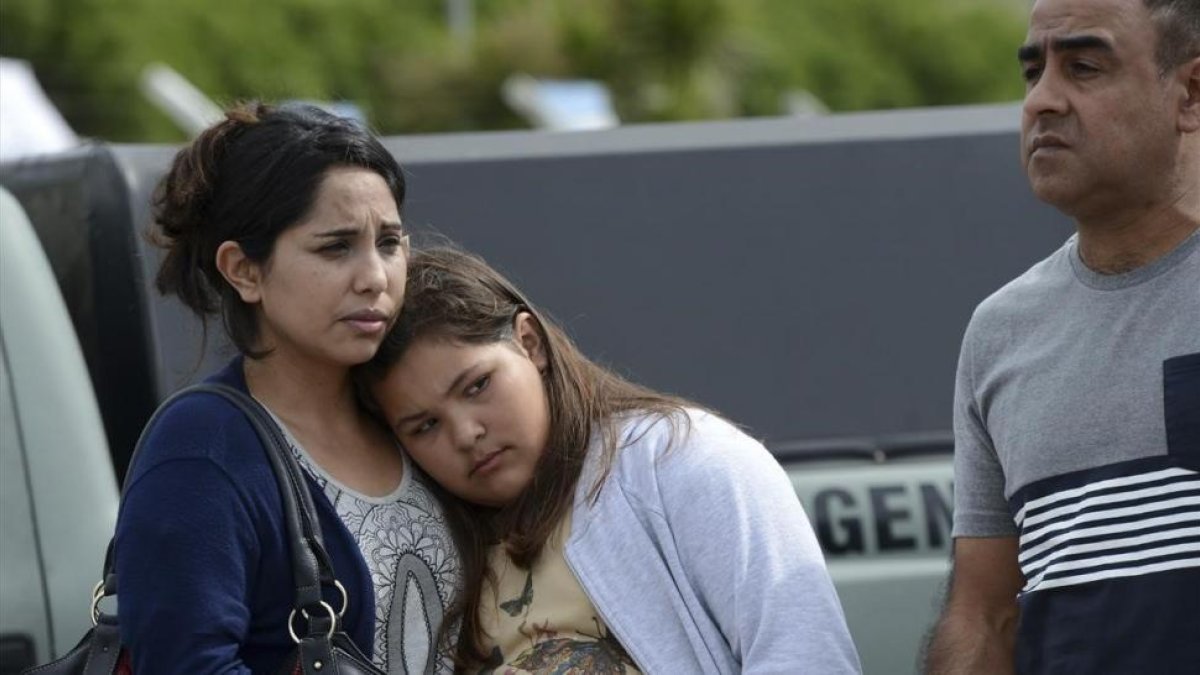 Familiares de los tripulantes del submarino en la base naval de Mar del Plata.-AP / MARINA DEVO