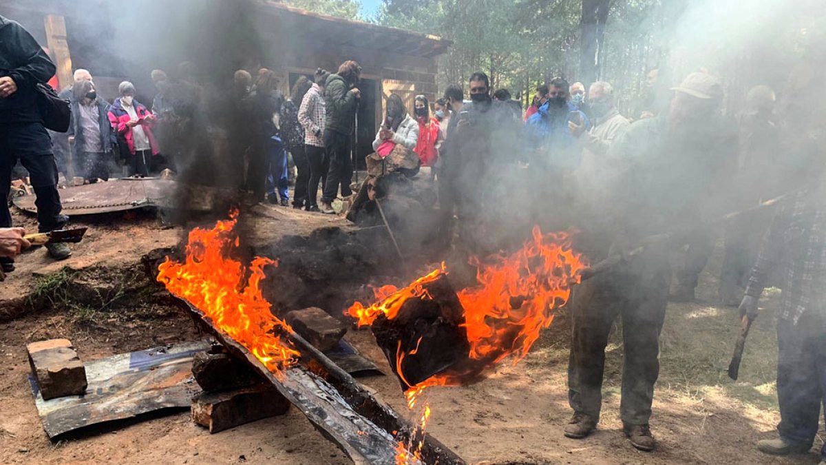 Demostración de la elaboración de la pez ayer en el Horno de Mataca. C.R.C.