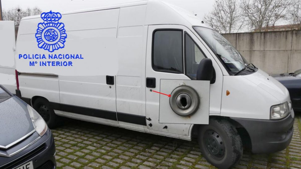 Una de las furgonetas asaltadas por los detenidos.-ECB