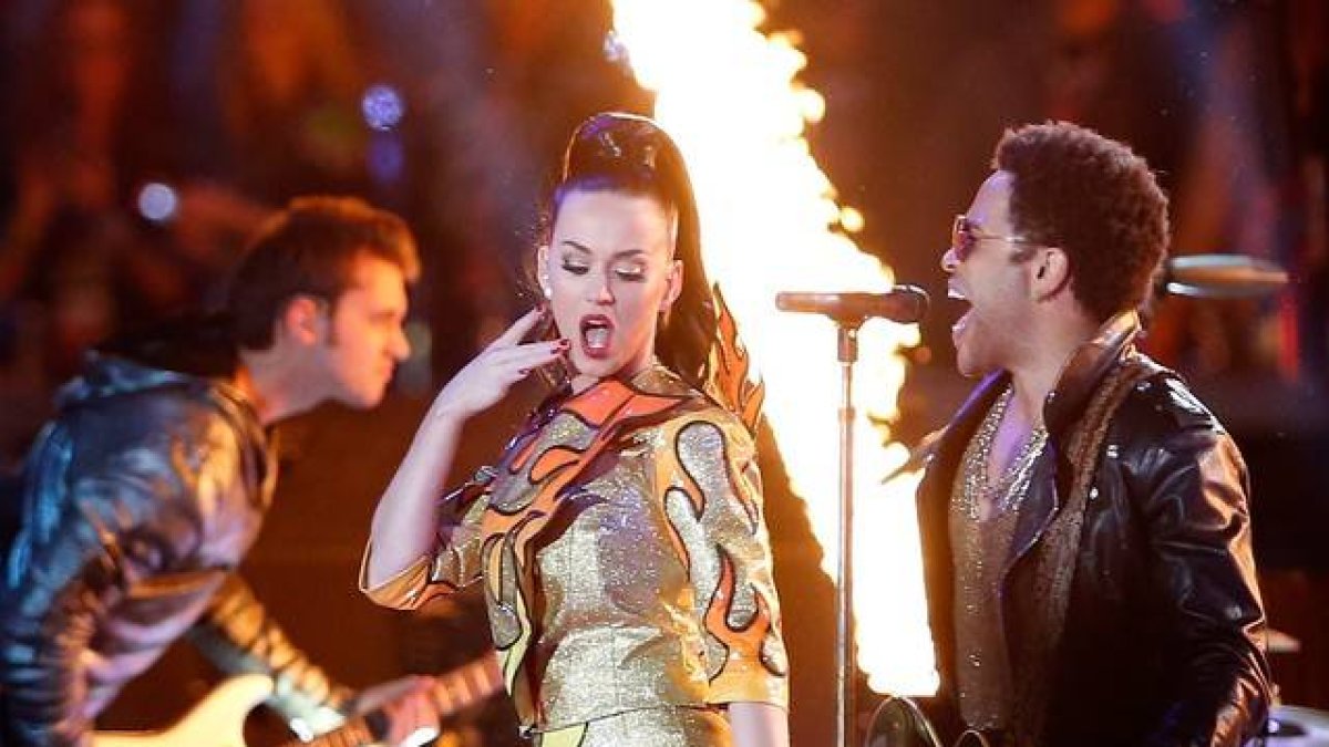 Katy Perry y Lenny Kravitz, durante el descanso de la Super Bowl.-Foto: AFP