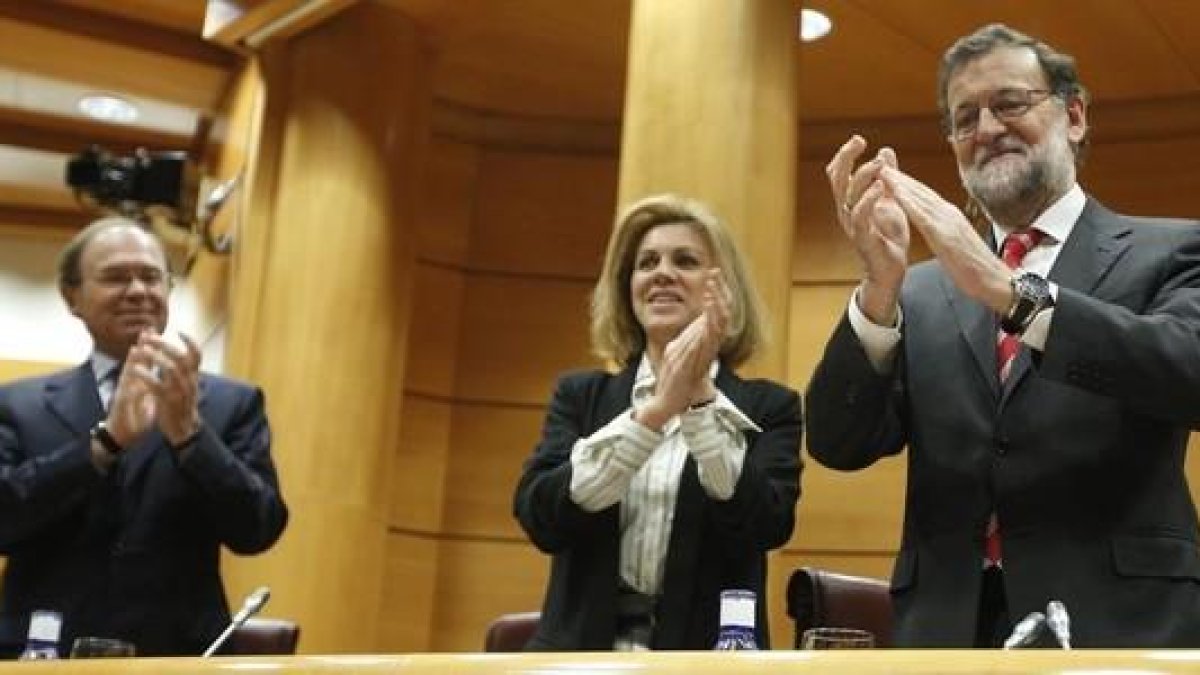 El líder del PP, Mariano Rajoy, y otros dirigentes del partido este miércoles en el Senado.-DAVID CASTRO