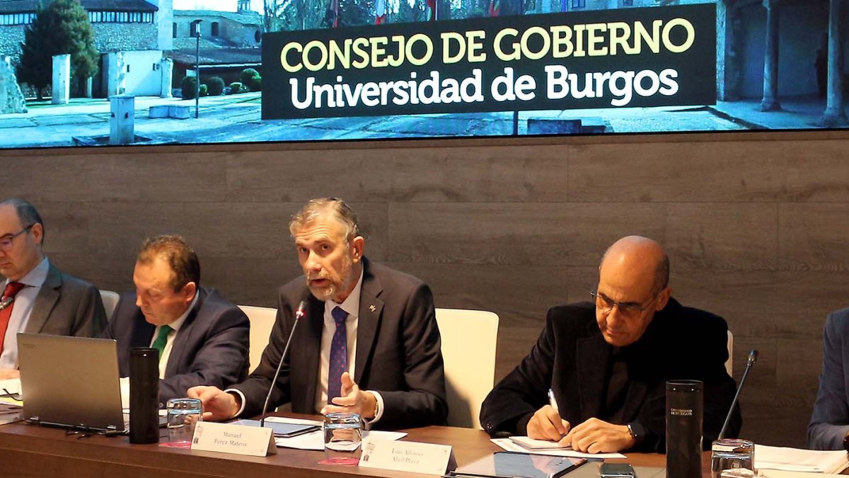 El rector de la Universidad, Manuel Pérez Mateos, durante la sesión del consejo. UBU
