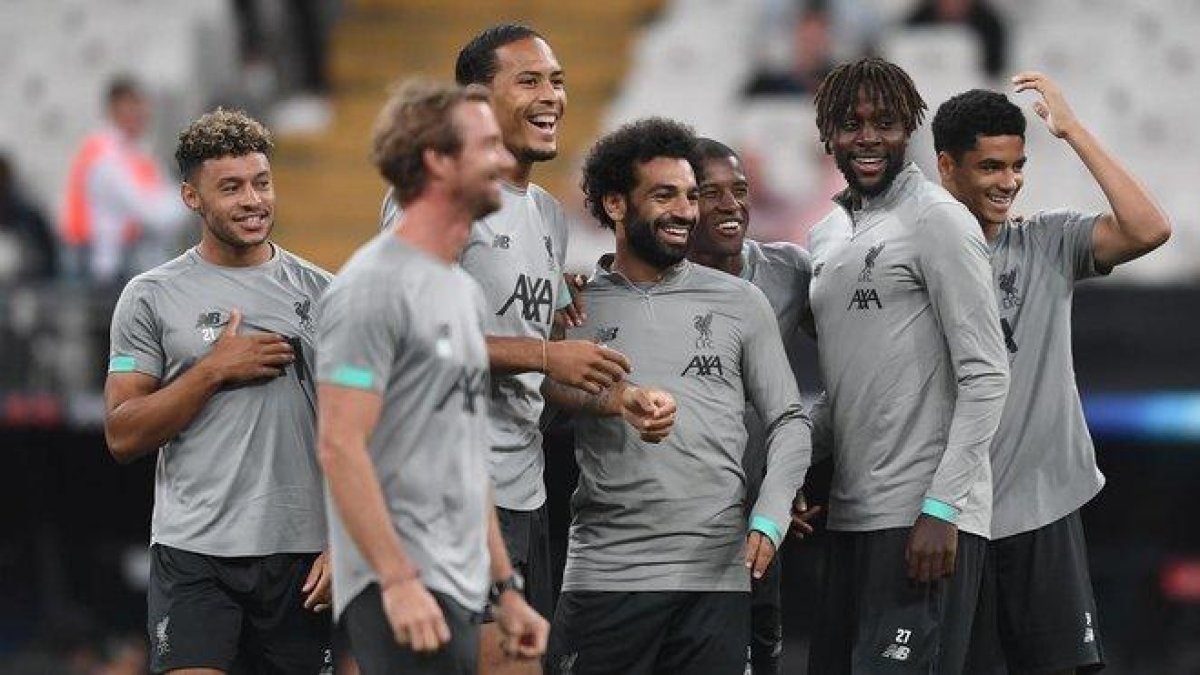 Mohamed Salah (centro) y sus compañeros del Liverpool en el estadio del Besiktas.-