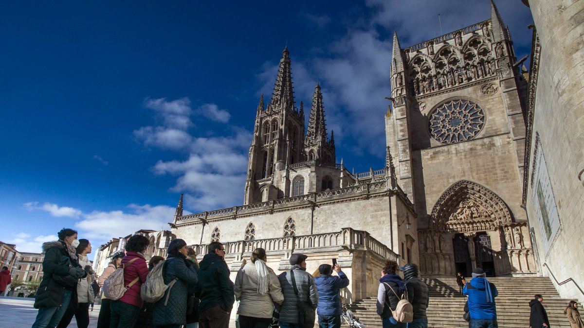 Un grupo de turistas hace fotos a la Catedral de Burgos. TOMÁS ALONSO