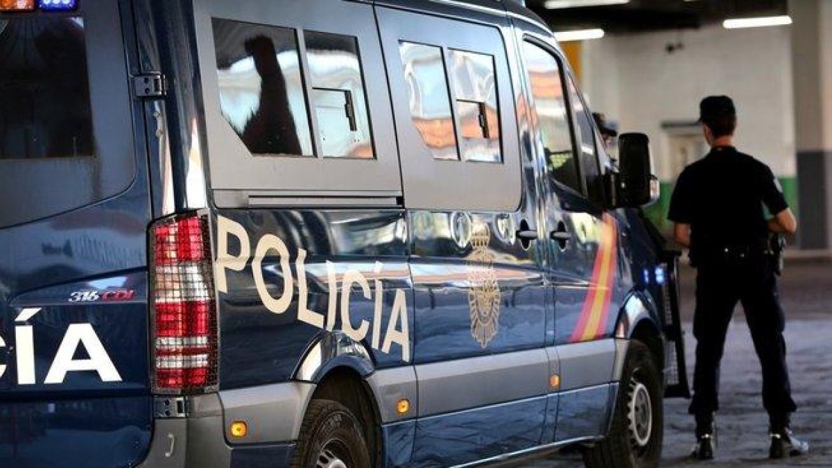 Furgón de la Policía Nacional.-