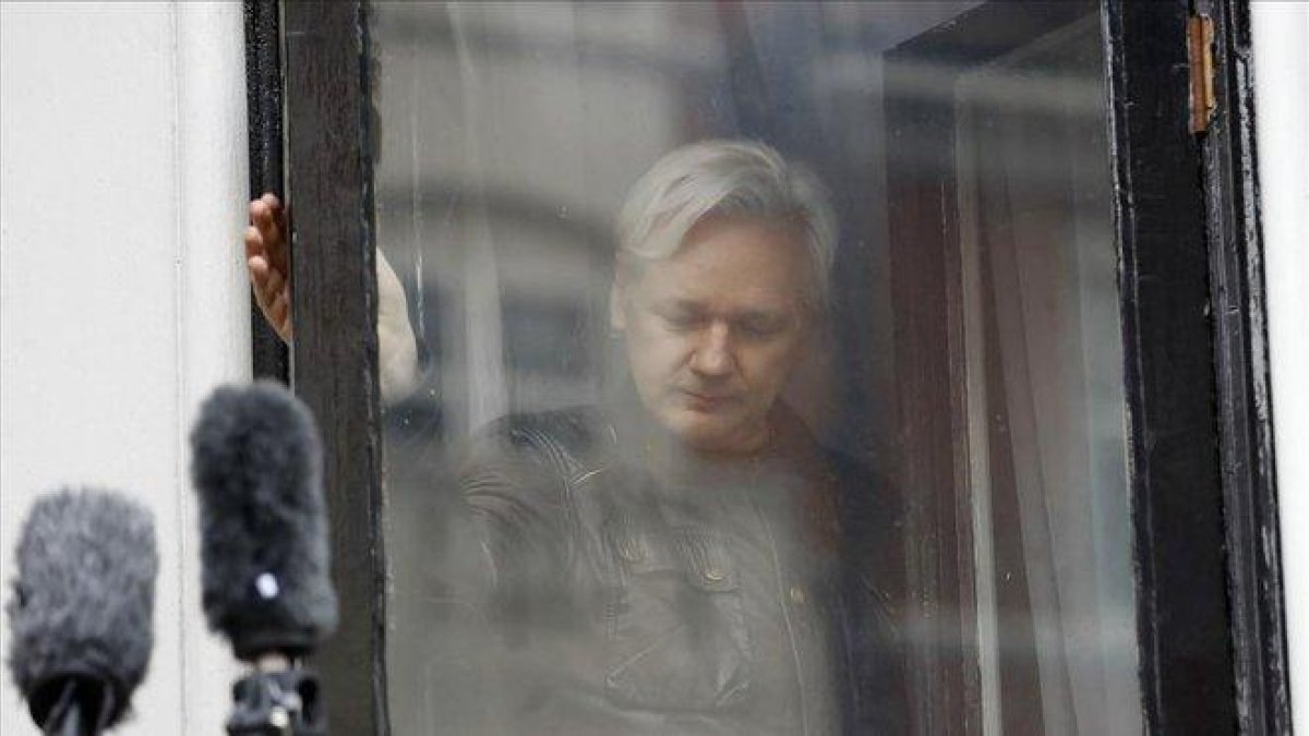 Imagen de Julian Assange en la embajada ecuatoriana en Londres en 2017.-FANCY BEAR (AP)