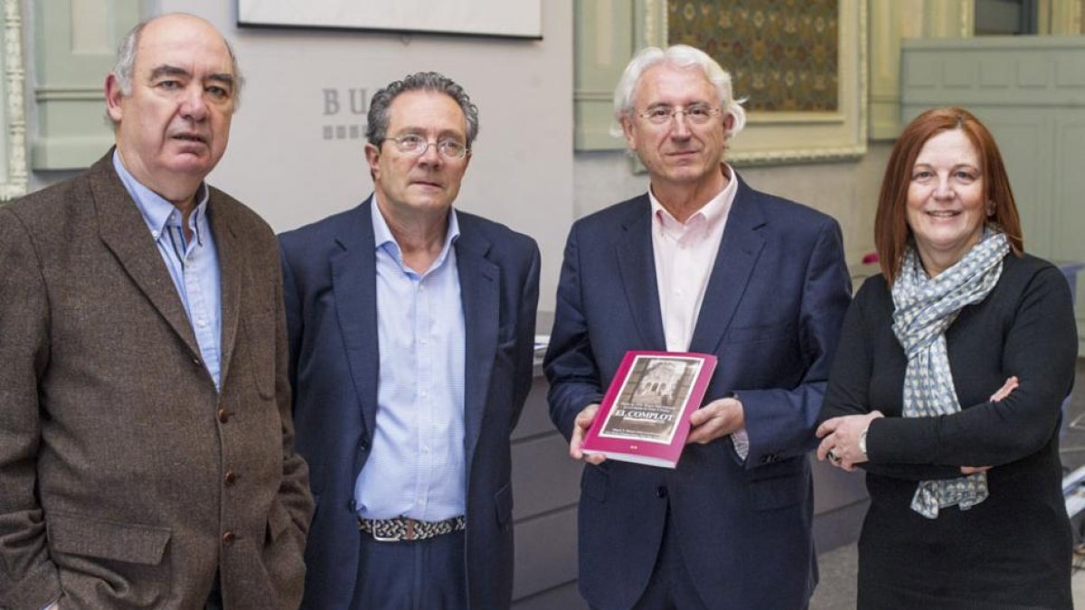 El editor, Fernando Arnaiz (i.), y los autores del libro, de i. a d., José María Chomón, Miguel Ángel Moreno y Clara Sanz, ayer en la Sala Polisón.-Israel L. Murillo