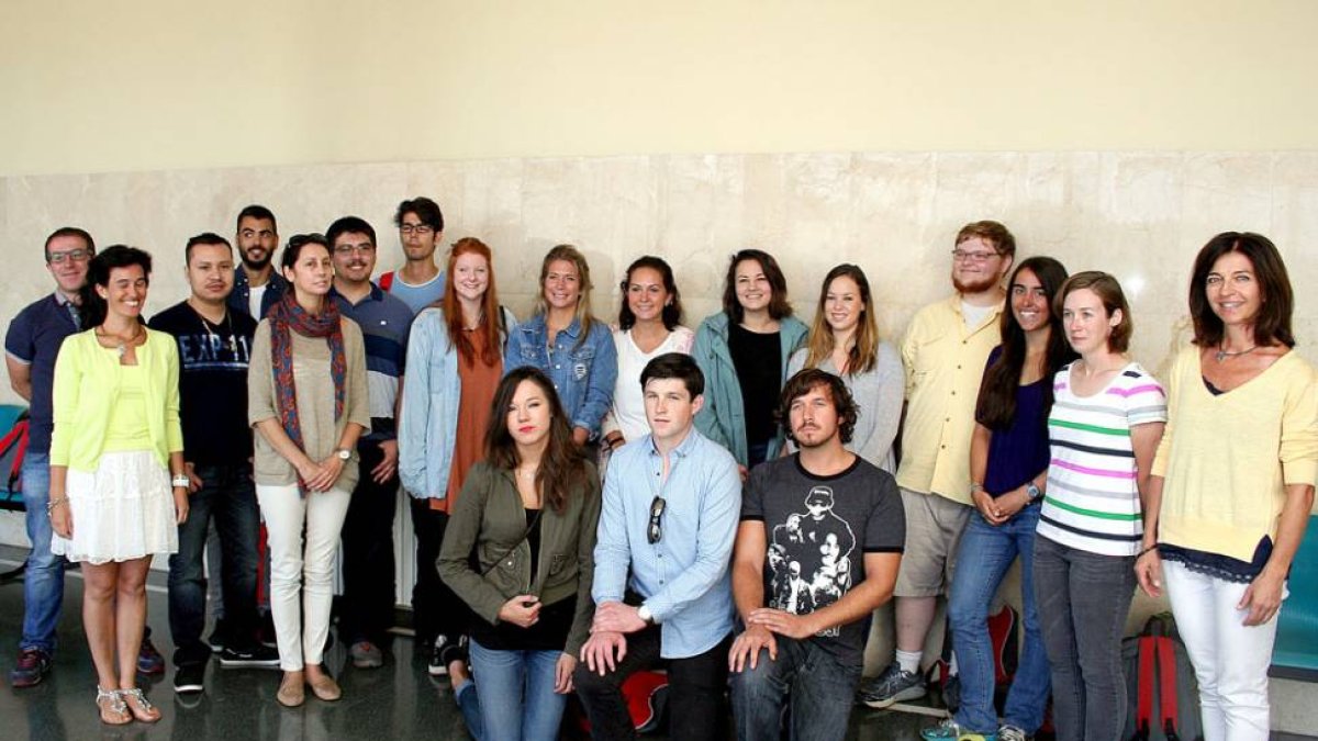 Foto de grupo de los estudiantes con la coordinadora del curso y la vicerrectora de Internacionalización.-ISRAEL L. MURILLO