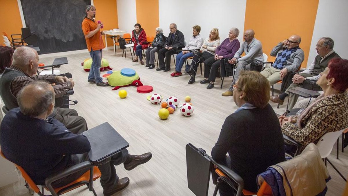 Un grupo de usuarios durante una de las actividades que se realizan en la sede de la asociación.-SANTI OTERO