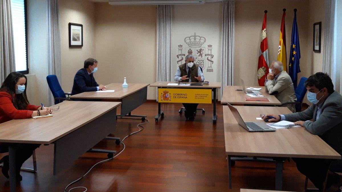 Imagen de la reunión con representantes de la universidad Isabel I. ECB