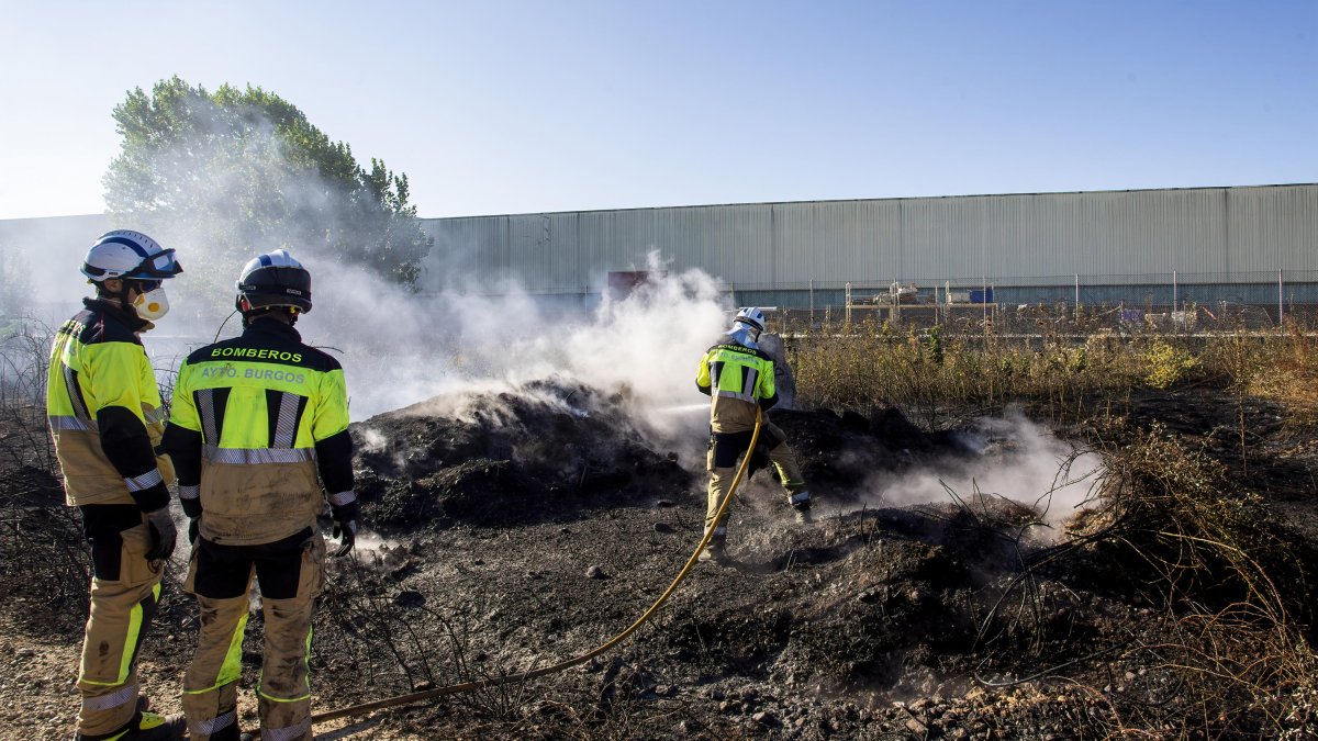 Imagen de bomberos del parque de Burgos en una intervención en un incendio. SANTI OTERO