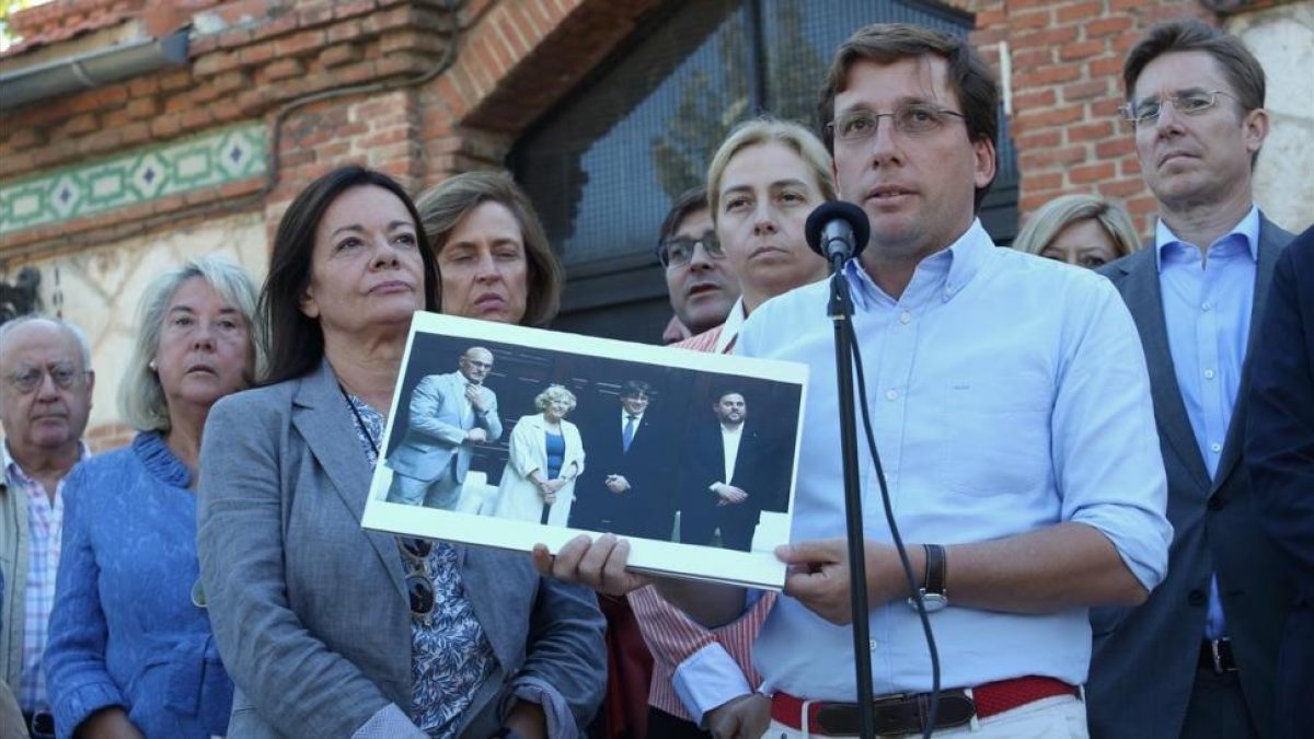 El portavoz del PP en el Ayuntamiento de Madrid, José Luis Martínez-Almeida, en un acto para denunciar que la alcaldesa Manuela Carmena permita la celebración de un acto pro-referéndum en la capital.-DAVID CASTRO