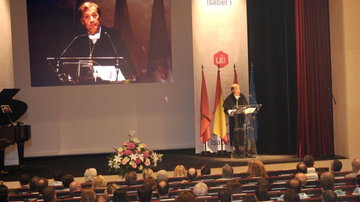 El rector Alberto Gómez Barahona aseguró en su discurso que la tecnología ha cambiado los modos de actuar en sociedad.-ISRAEL L. MURILLO