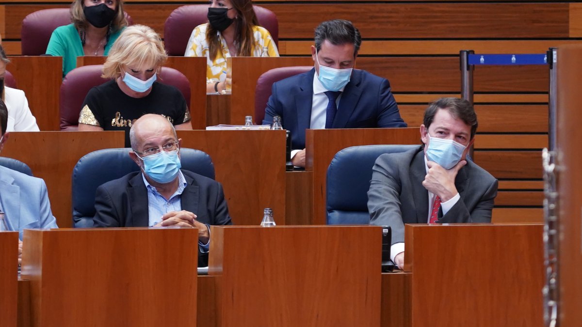 Francisco Igea y Alfonso Fernández Mañueco, durante la el Pleno de ayer. ICAL