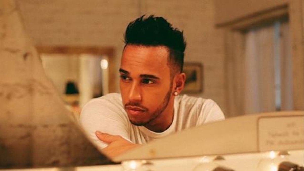 Hamilton, con una imagen renovada, posa para una conocida red social.-