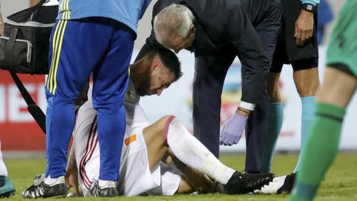 Sergio Ramos cae lesionado en el partido de España en Albania.-EFE / JUANJO MARTÍN