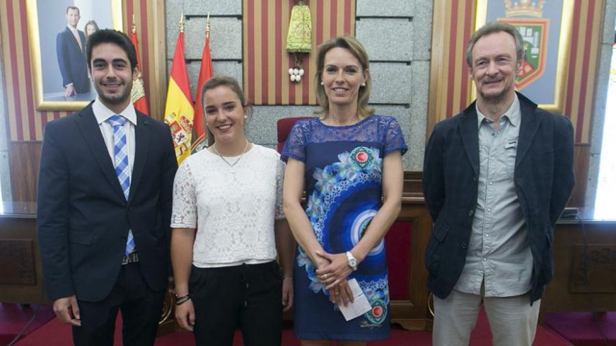 Eduardo Granados y Ana Román posan con Lorena de la Fuente y el delegado provincial, Iñigo Martínez, ayer.-RAÚL OCHOA