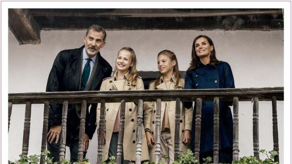 La postal navideña de Los Reyes y sus hijas, Leonor y Sofía, en el ’pueblo ejemplar’ de Asiegu, el pasado octubre, cuando los actos de los Premios Princesa de Asturias.-CASA DEL REY