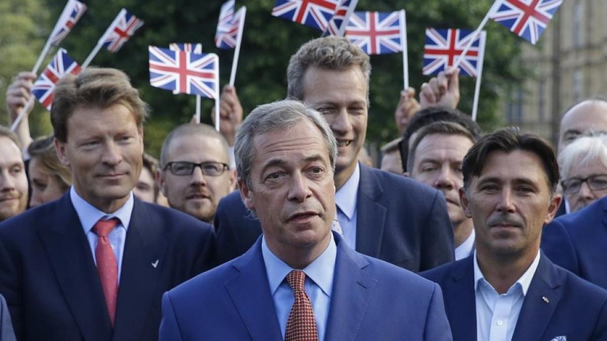 Farage, el 24 de junio del 2016, tras la victoria del brexit en el referéndum.-/ AP / MATT DUNHAM