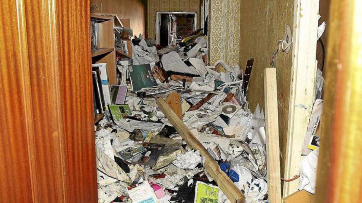 Imagen de archjvo de una vivienda en la que se acumulaban los desperdicios.-J. M. LOSTAU