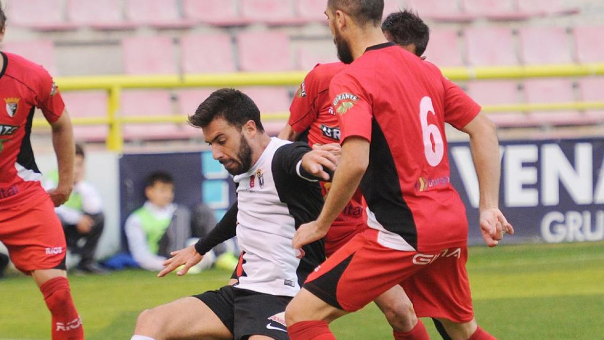 Adrián Hernández protege un balón en el choque ante el Tudelano.-ISRAEL L. MURILLO