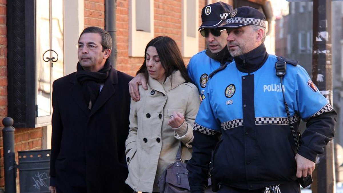 Raquel Gago llega a la Audiencia Provincial de León acompañada por su letrado, Fermín Guerrero (I) y dos policías municipales-ICAL