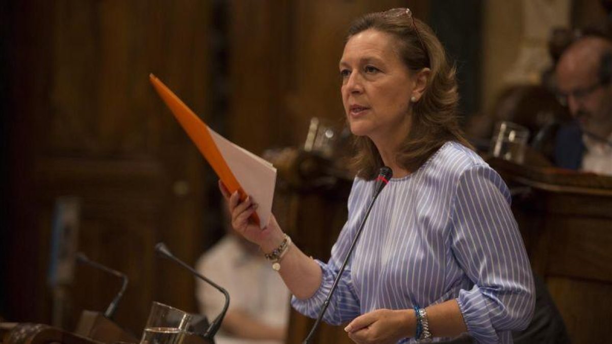 La líder de Ciudadanos en Barcelona, Carina Mejías, en un pleno del ayuntamiento.-ALBERT BERTRAN