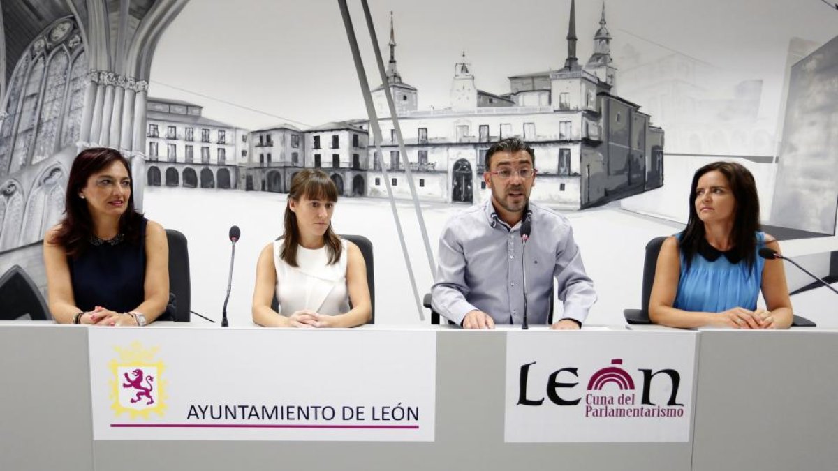 El concejal de Consumo, Comercio y Fiestas, Pedro Llamas; la presidenta de la Asociación de Celíacos de Castilla y León, Patricia García (2I); la presidenta de la Asociación Provincial de Hosteleros de León, Mª Ángeles Luengo (I) y la concejala de Ciudada-ICAL